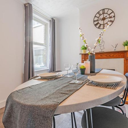 Modern 2 Bed 2 Bath House In Sittingbourne By Splendid Stays Ситтингбурн Экстерьер фото
