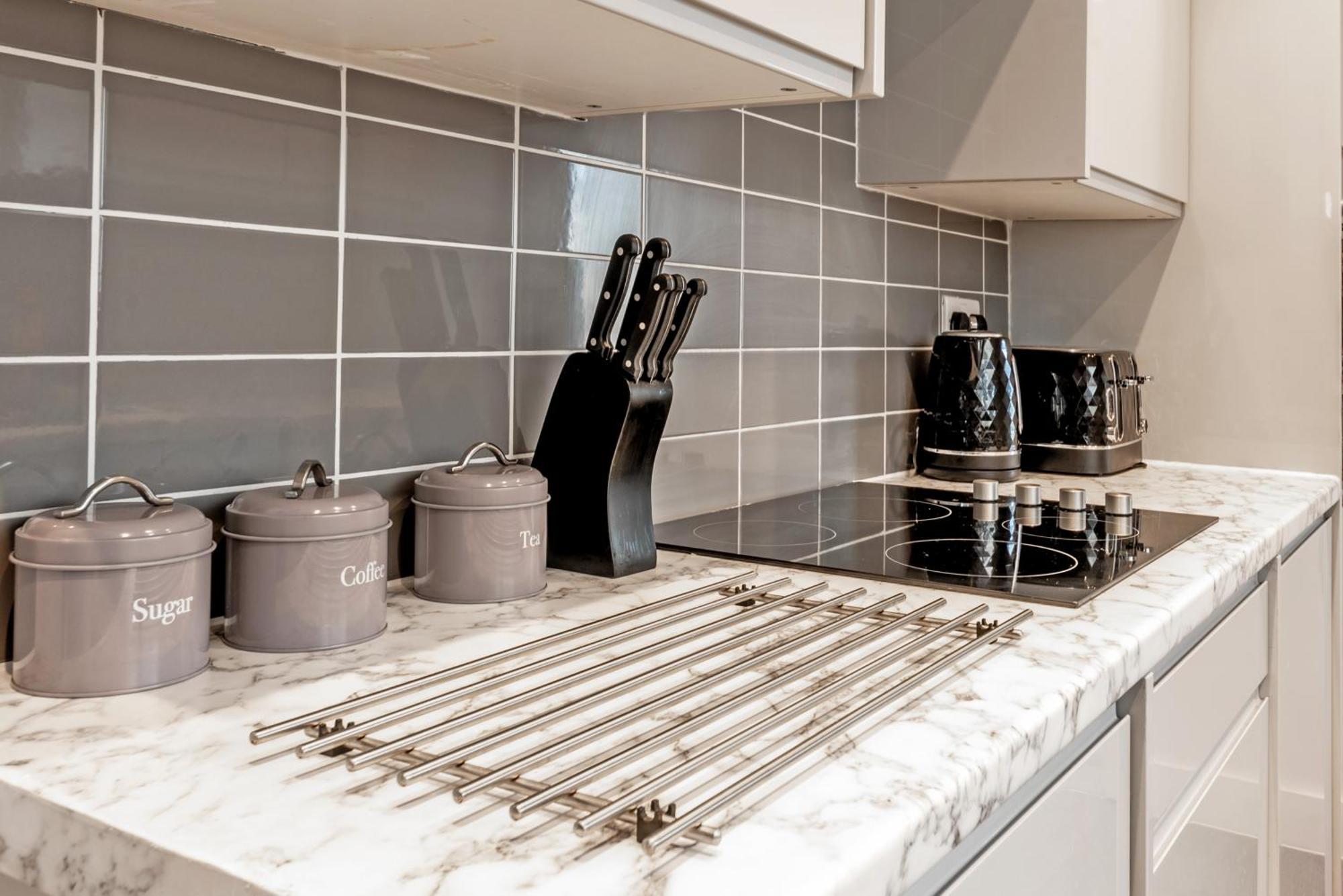 Modern 2 Bed 2 Bath House In Sittingbourne By Splendid Stays Ситтингбурн Экстерьер фото